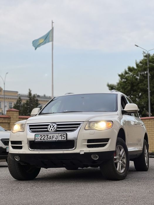 Кроссовер!  Volkswagen Touareg!! Полный привод !! В шикарном белом цве