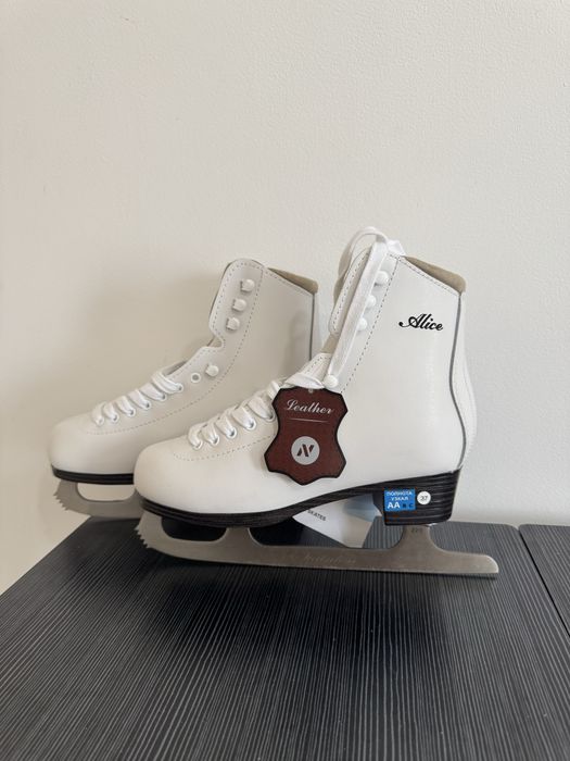 Коньки женские.