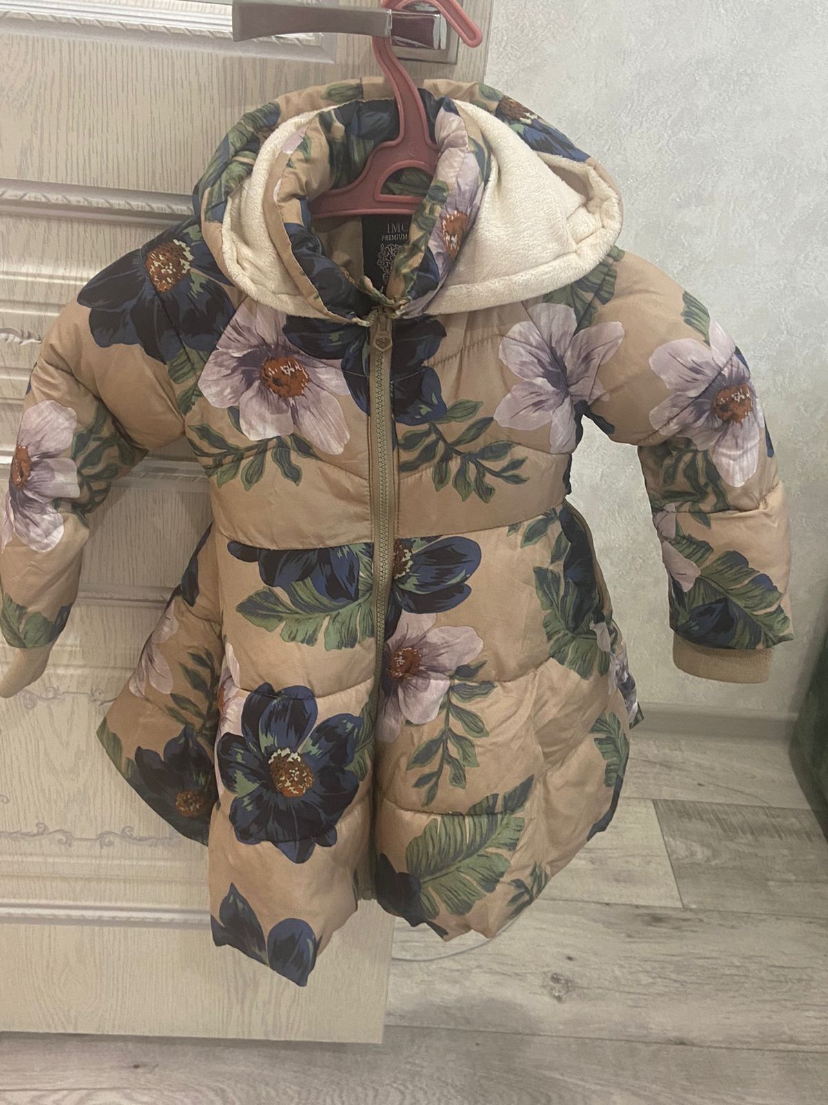 Продам детскую куртку-платье на девочку.Возраст 3-6лет.в