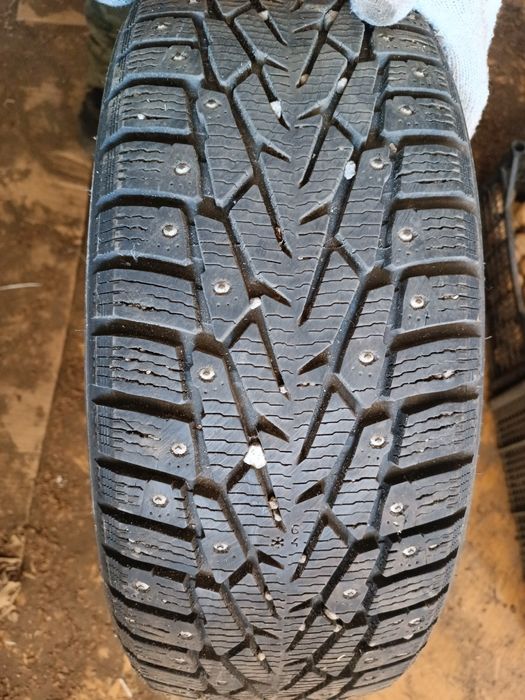 Комплект зимних шин с шипами Ikon Tyres (Nokian) Nordman  215/65 r16