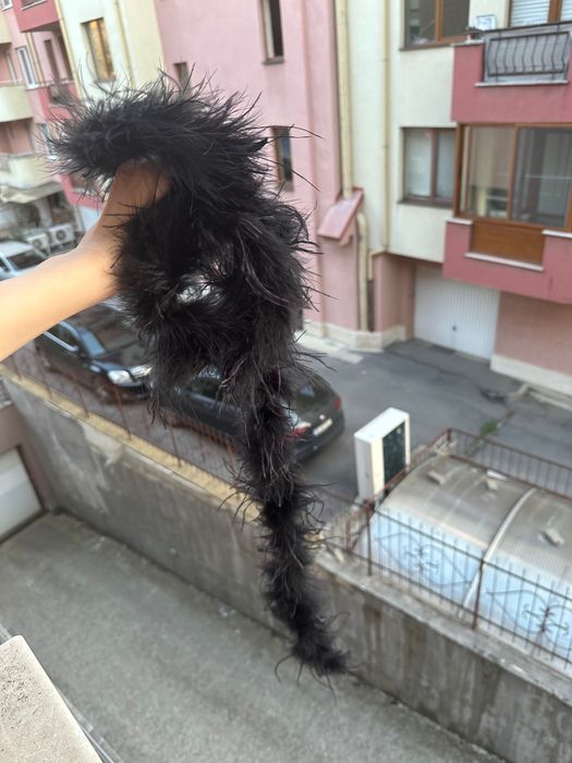 Пера от боа на шалове в различна гама от цветове