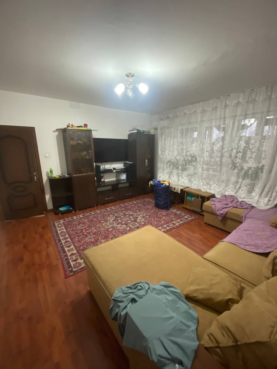 Срочно продается 2х комнатная квартира. 10й микрорайон Карвон базар
