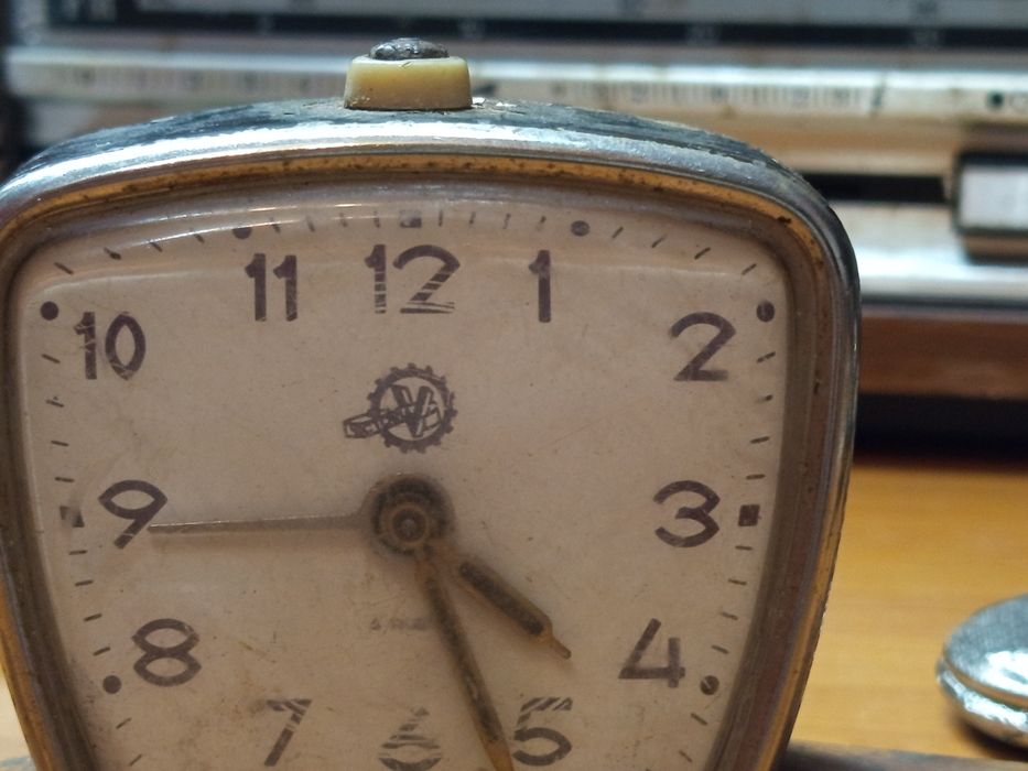 Ceas mecanic de masă Victoria Arad,anii 70-80,fabricat în România.