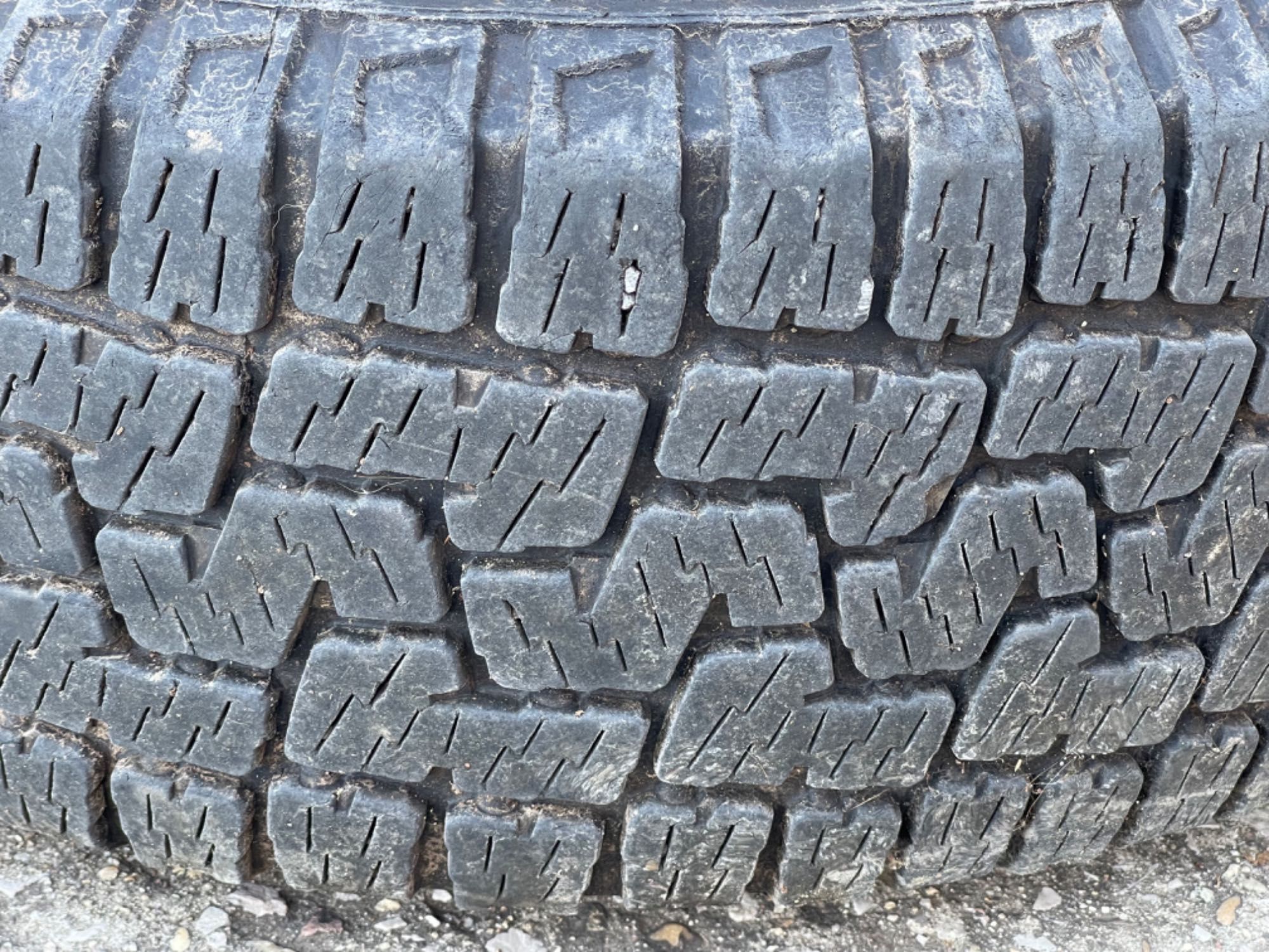 Гуми за джип Pirelli AT+ 265/70R17
