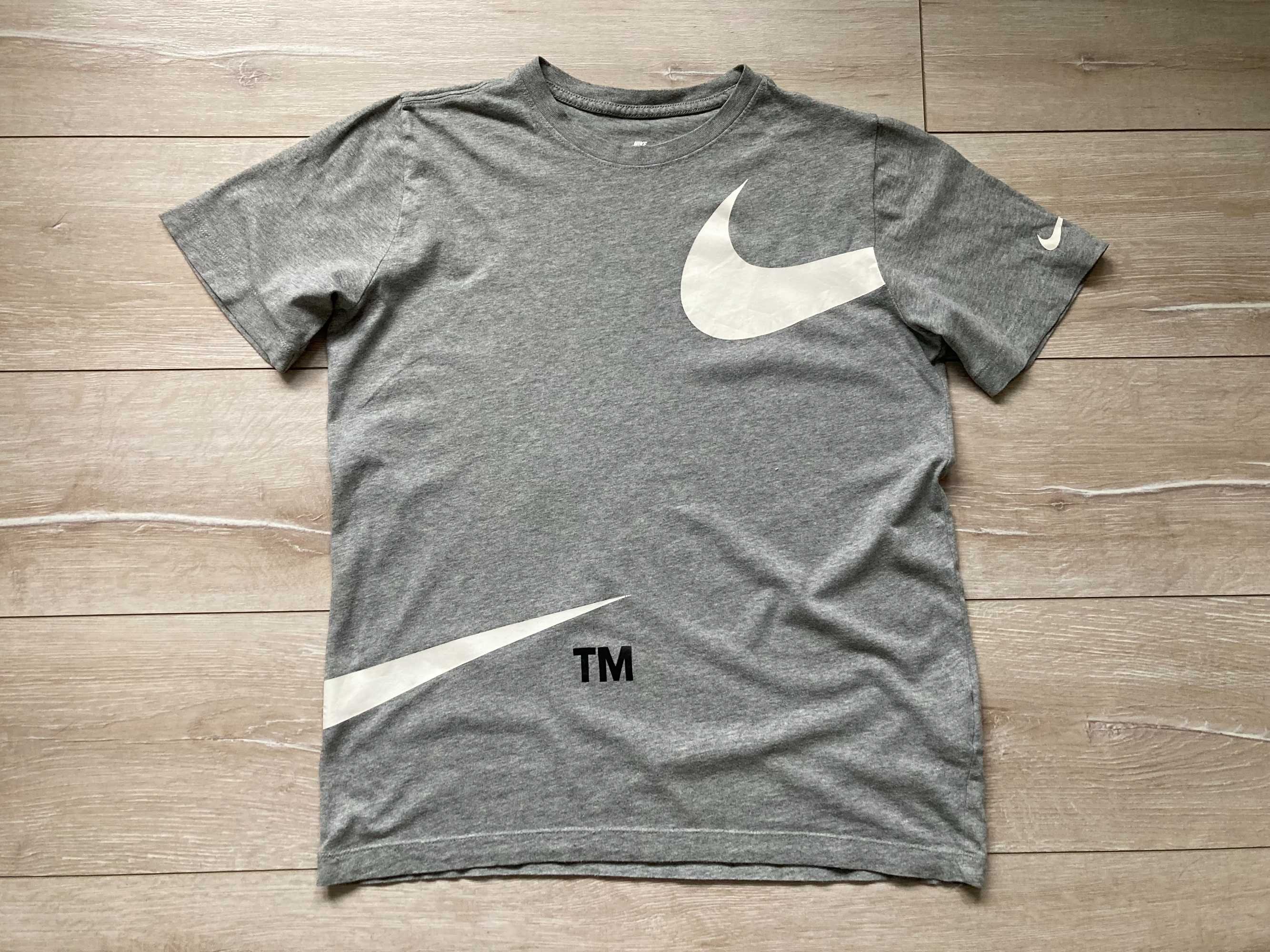 Найк Nike Swoosh сива тениска размер S
