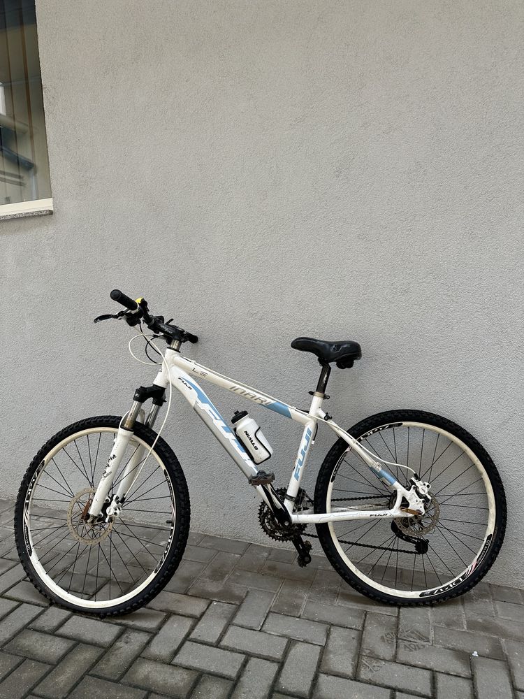 Bicicleta Fuji, roti 26, cadru aluminiu, frane hidraulice pe disc