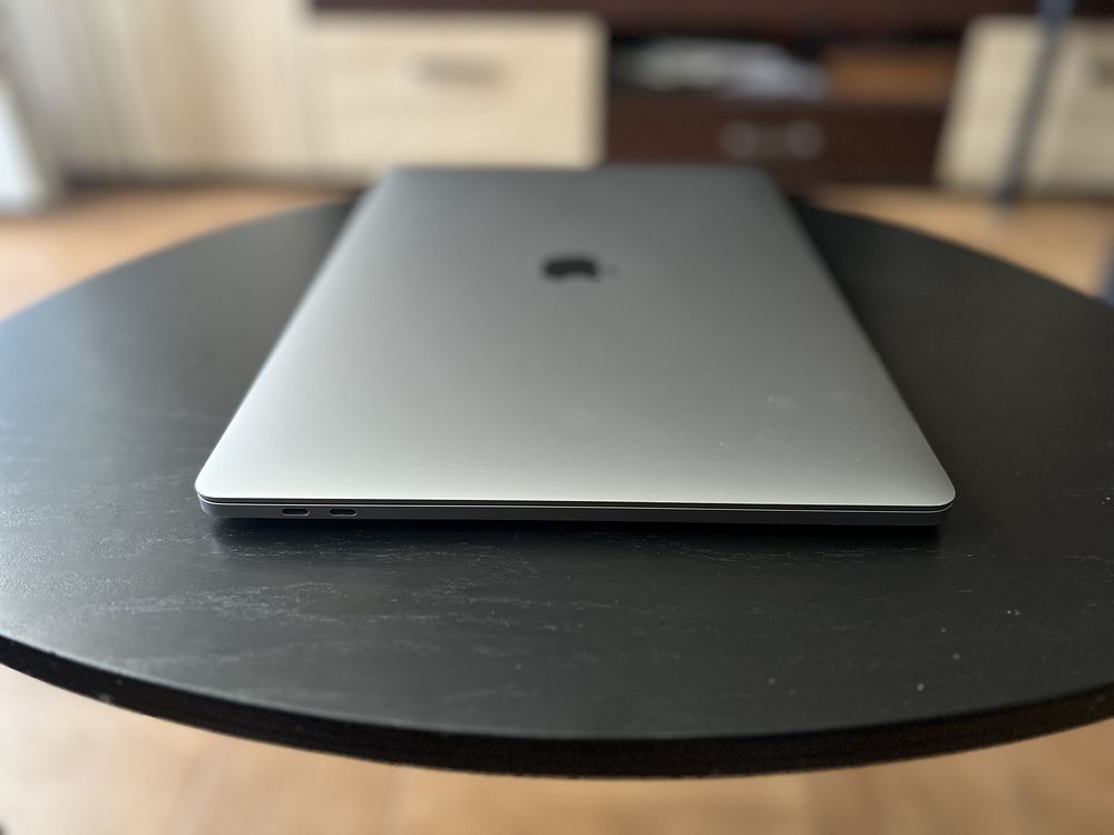 Отличен MacBook Pro 15” 2.9i9 8-Core 32GB 2TB 4GB Video