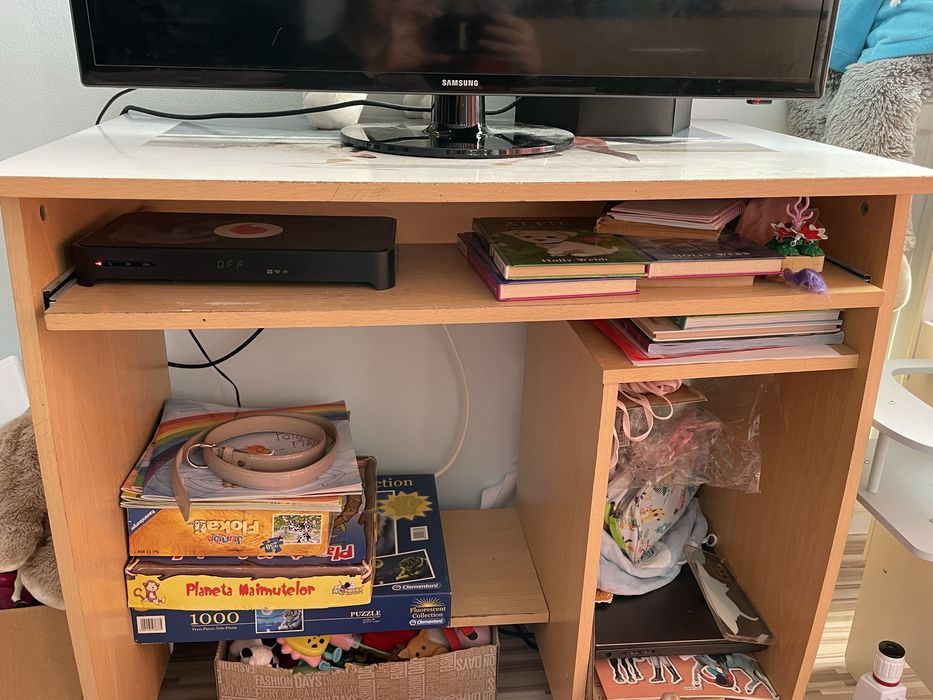 Vand birouri (unul mai mare si unul mai mic)