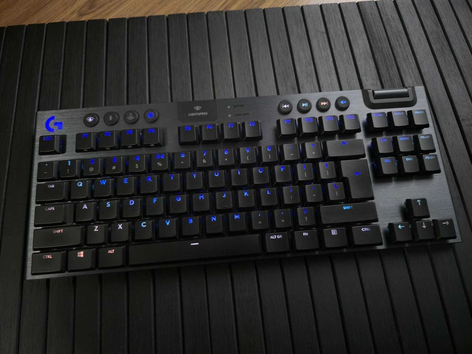 Logitech G915 TKL cu garantie Switch Tactil (maro)