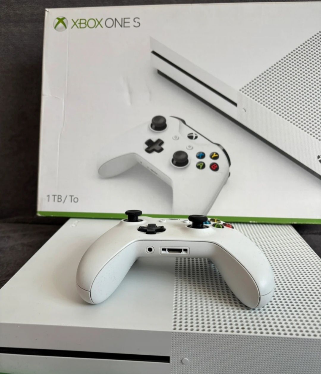 Vând Xbox One S 1 TB