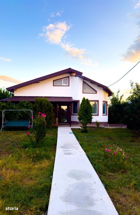 Casă de vânzare cu 4 camere și spațiu generos