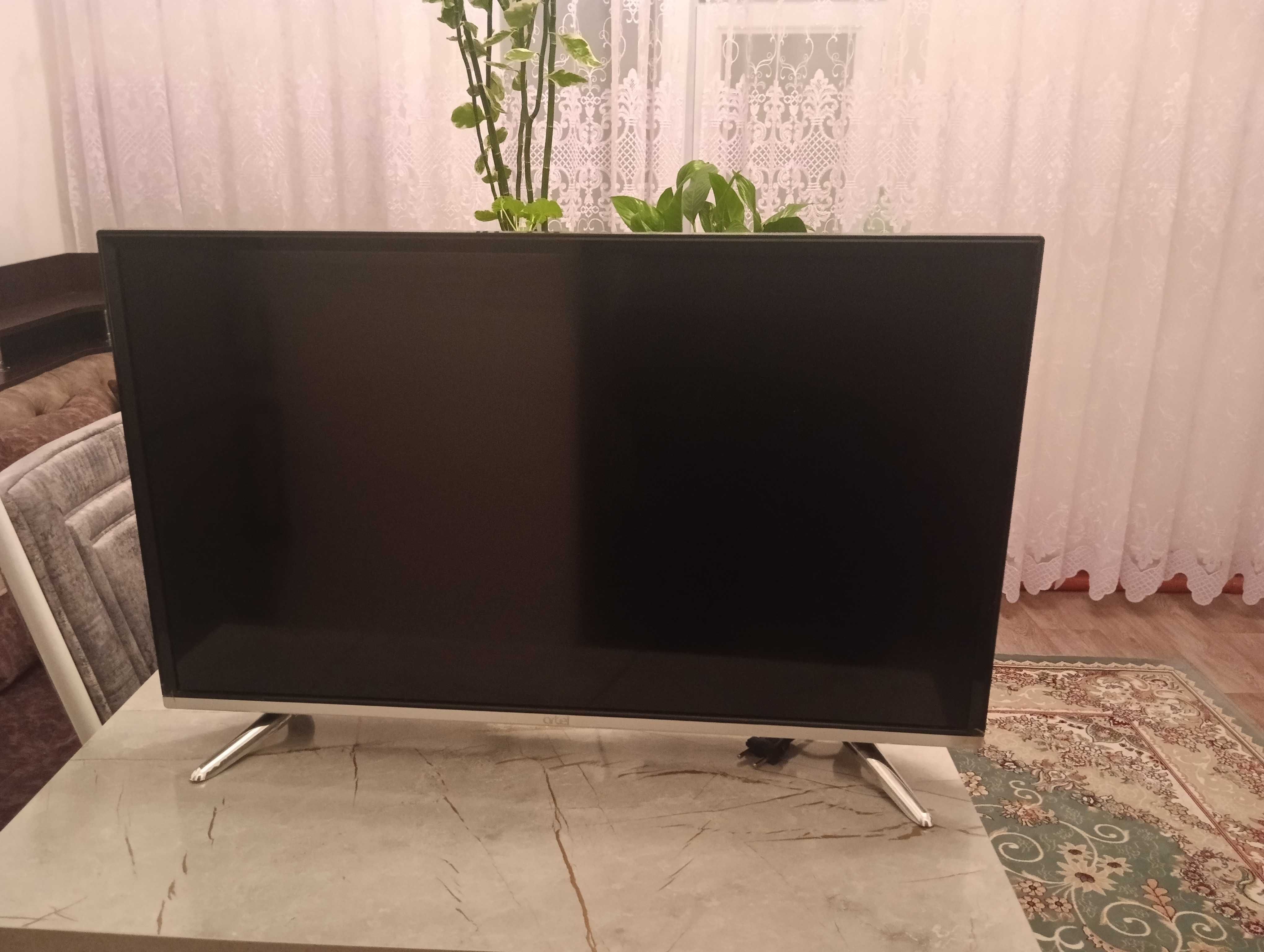 Продается телевизор и стол с стульями