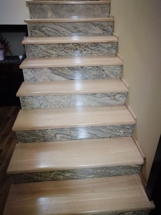 Scări din lemn masiv