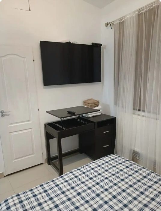 Închiriez apartament cu o cameră,  la casă, zona Mitropoliei