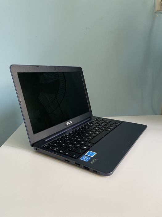 ASUS E203N лёгкий и компактный ноутбук