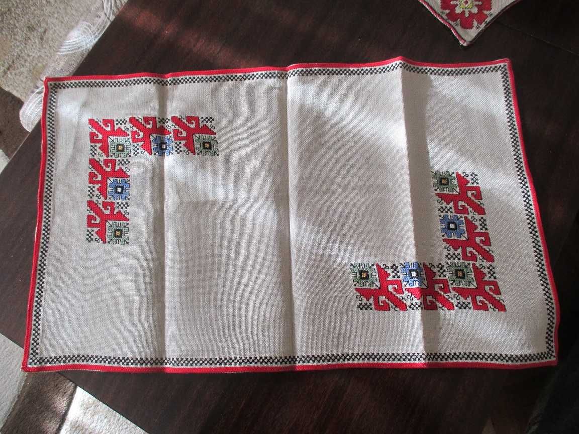 Бродирани ръчно карета