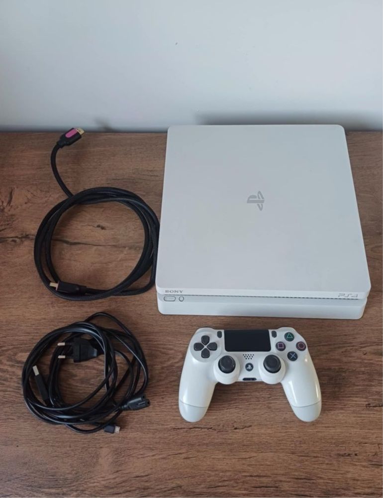 PS 4 Slim добро състояние
