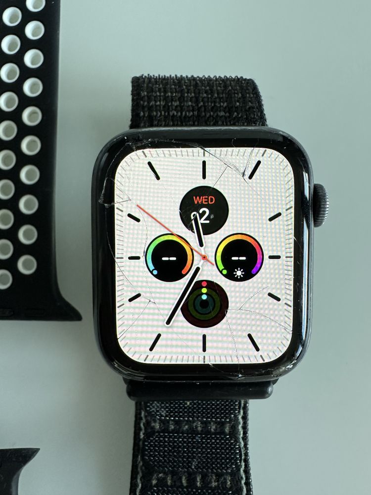 Apple Watch 4 44мм + 3бр каишки