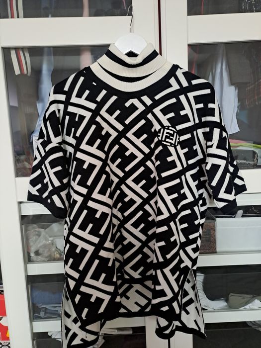 Дамски пуловер тип пончо Fendi