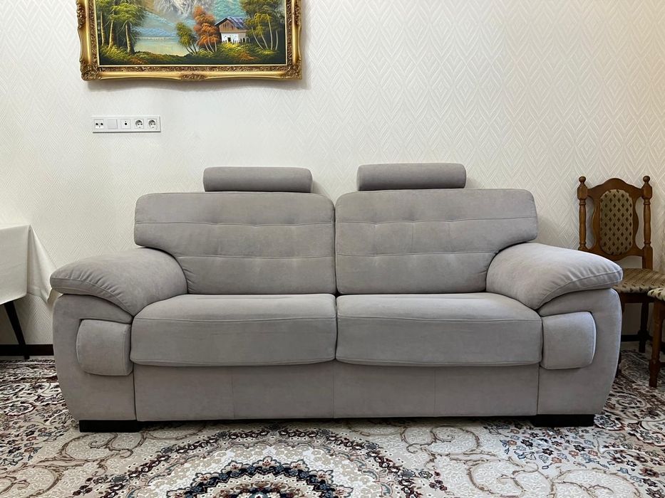 Хороший диван стильного серого цвета