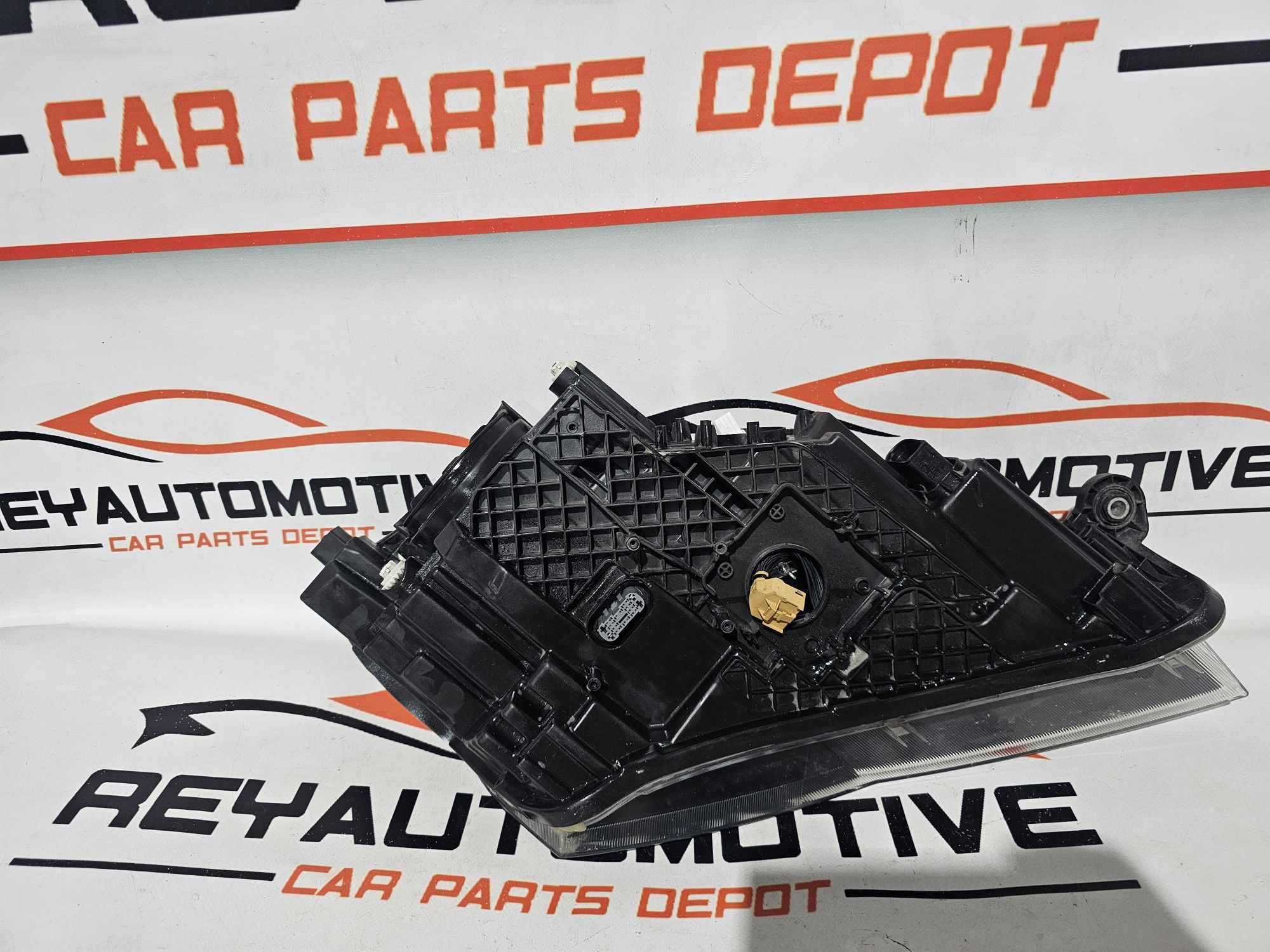 Far stanga bixenon Skoda Superb 3 dupa 2016 cod 3V1941015A