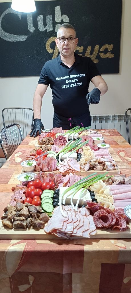 Echipă de bucătari, ospătari, barmani, decorațiuni,animatori ,etc !