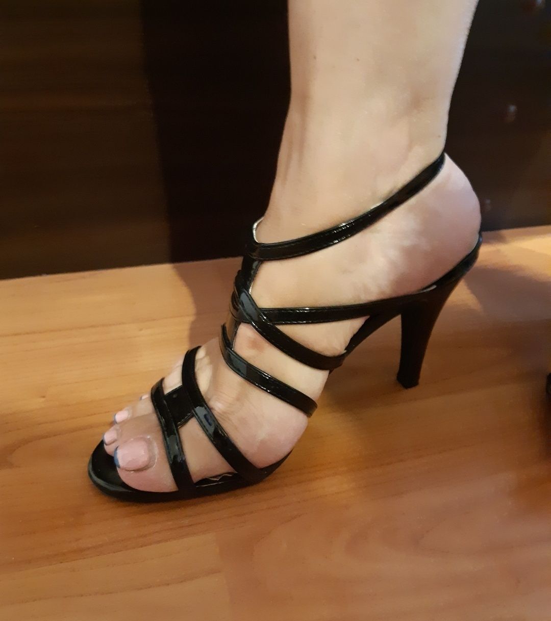Sandale noi, cu toc