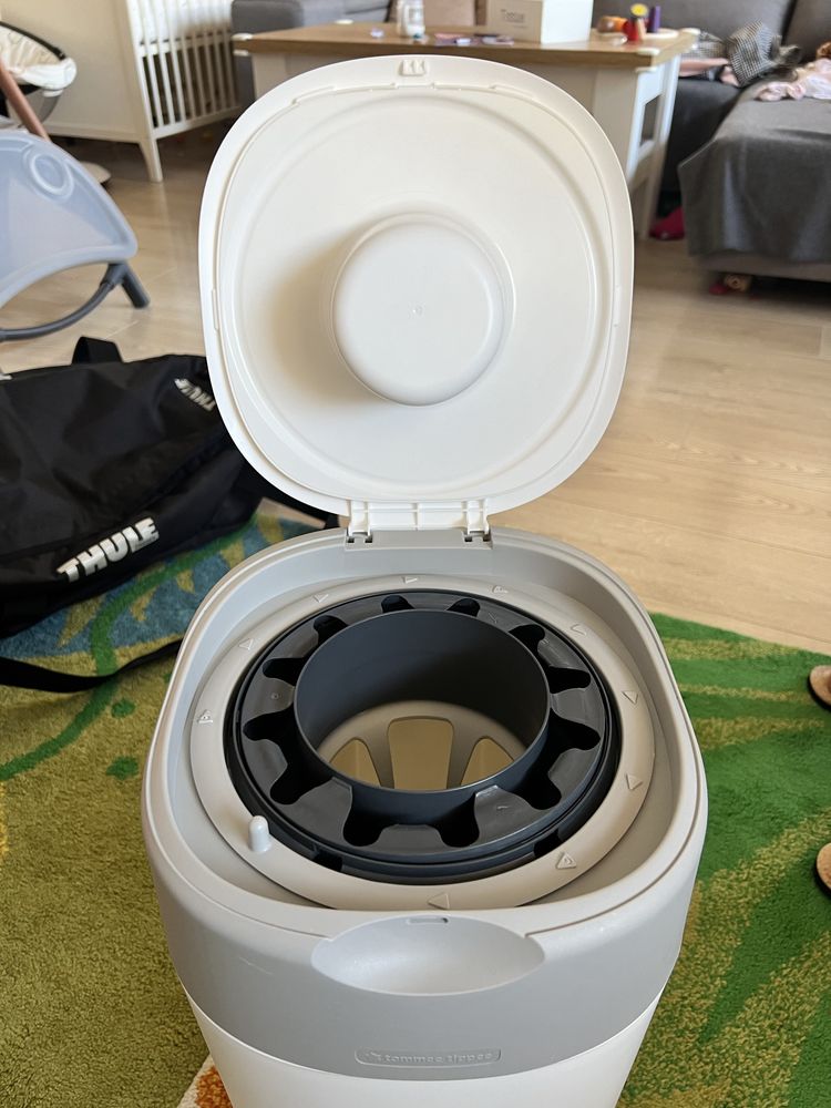Кошче за памперси Tommee tippee с 40 касети + подаръци