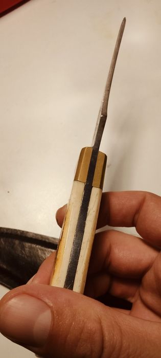 Cutit cu teaca din piele