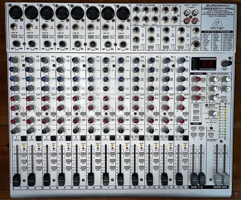 Микшерный пульт BEHRINGER
