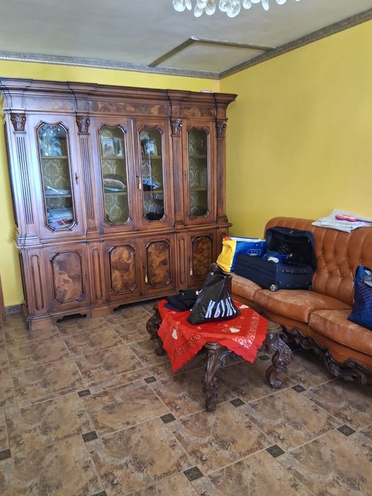 De vanzare vitrina classica anul.1800