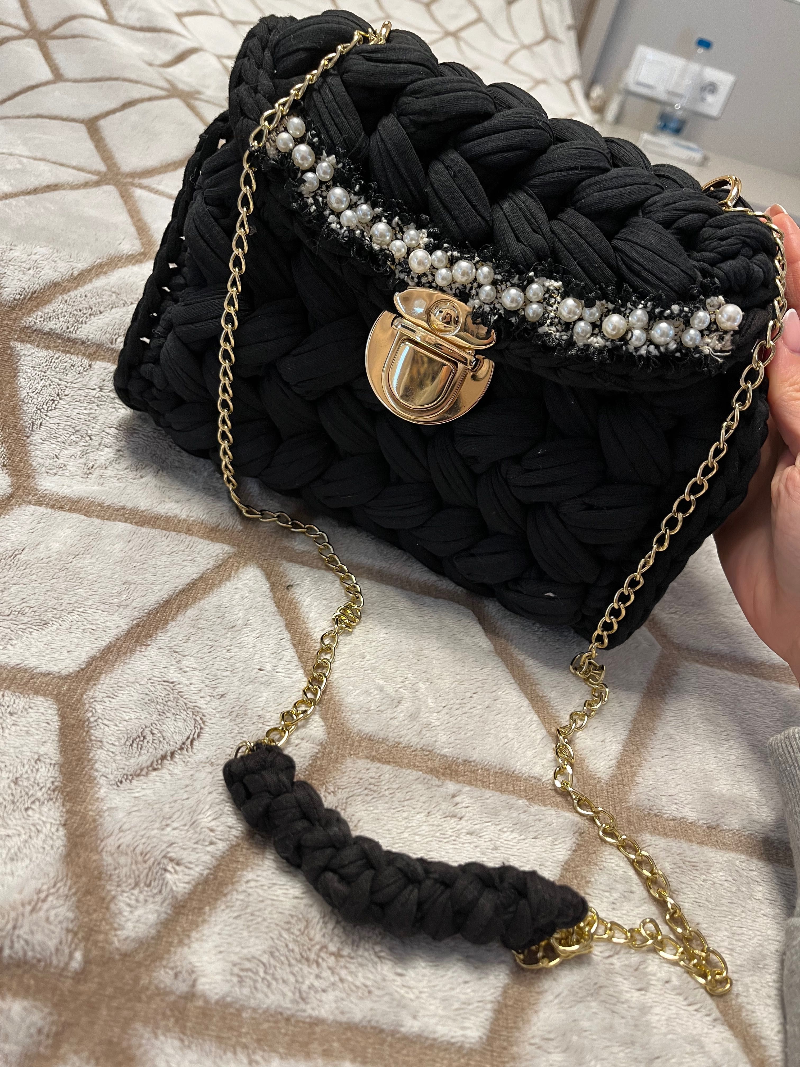 Черна плетена чанта с перли
