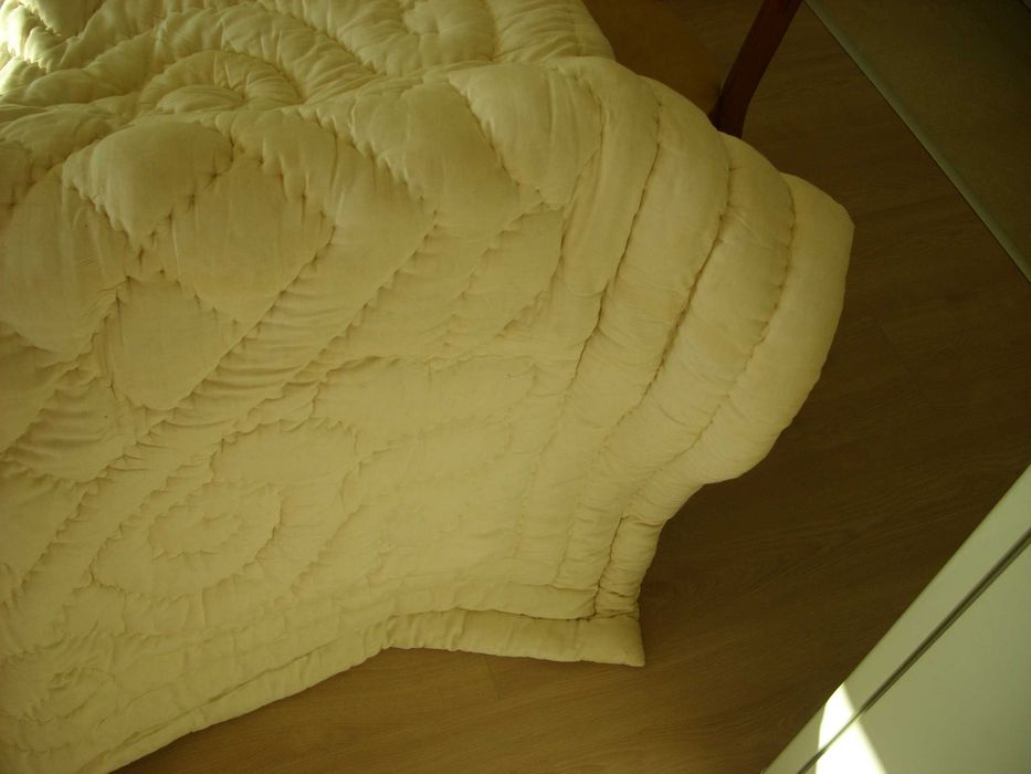 Сатенен юрган, старо злато