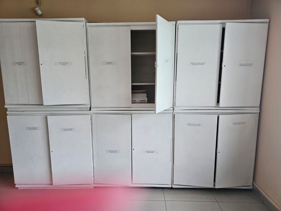 Шкафы в раздевалку, шкафы полки, сейфы, столы офисные