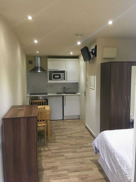 Închiriez Garsonieră