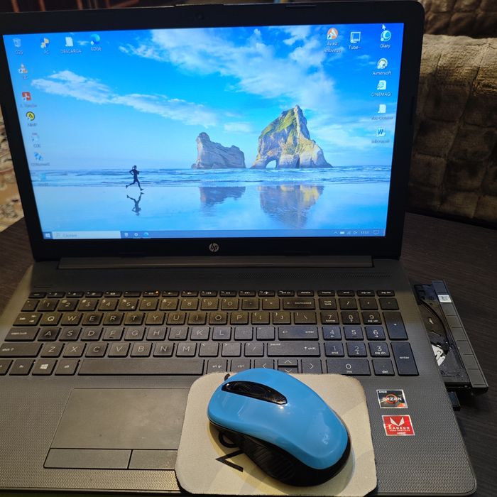 Laptop HP și Laptop Lenovo