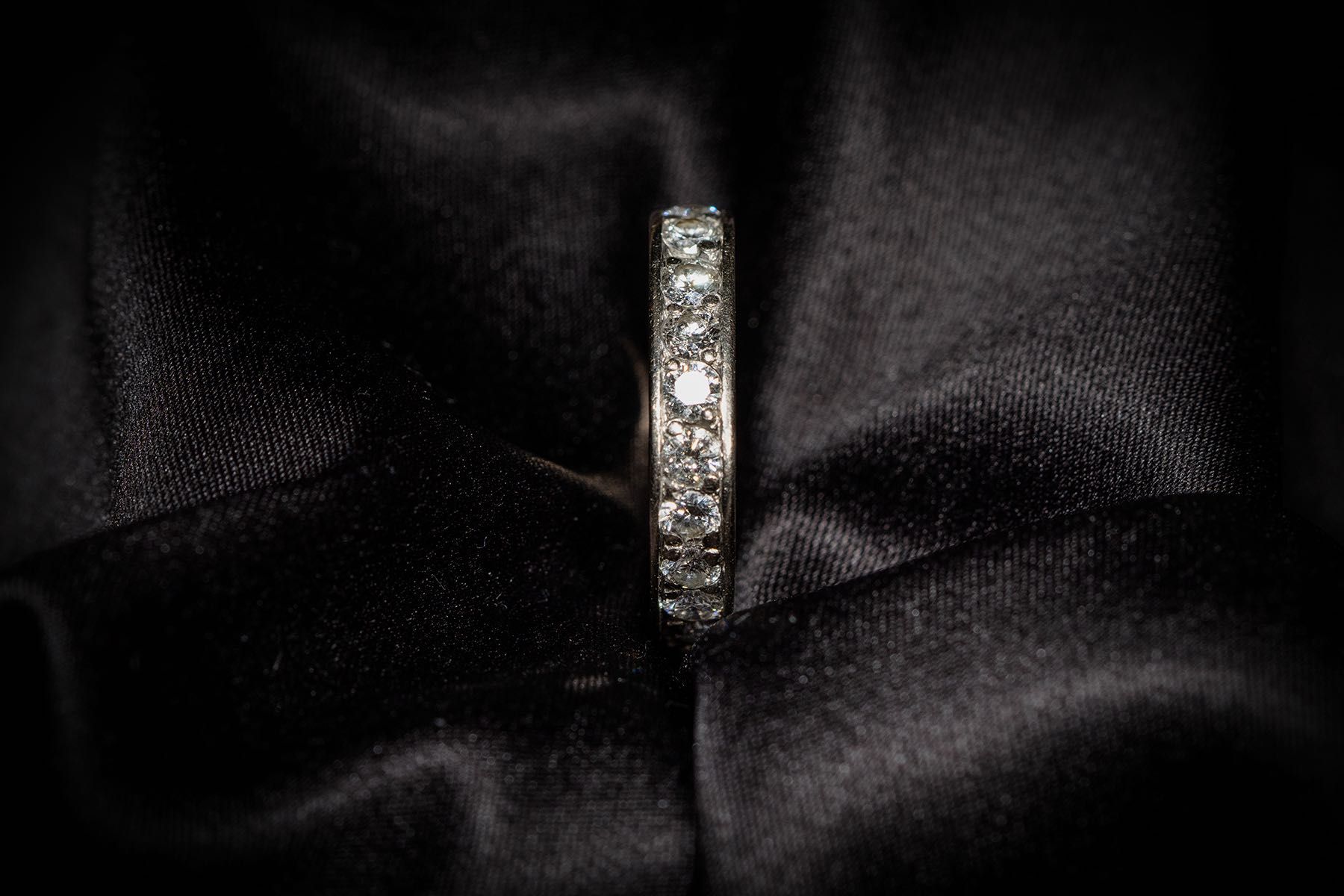 Inel aur alb 18k cu 15 diamante naturale (~1.8–2 ct), lucrătură fină