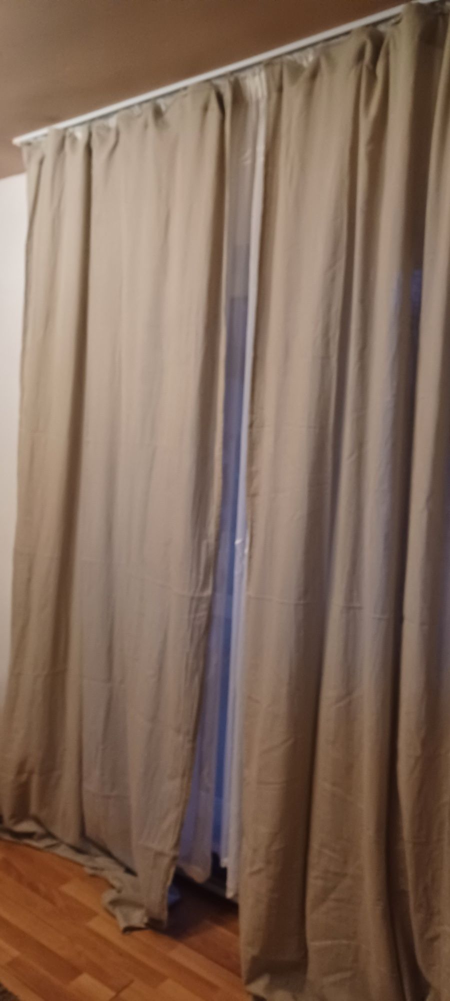 Draperii bej      .