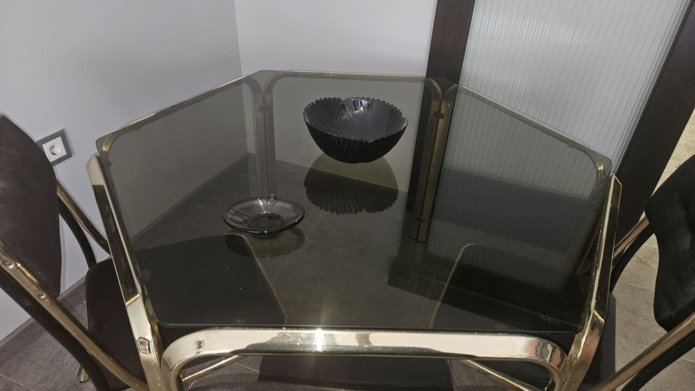 Продавам маса с 4 стола