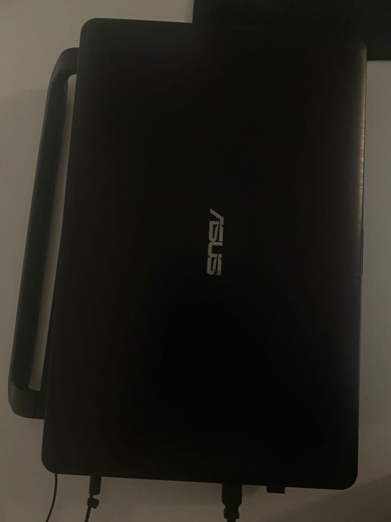 Vând laptop Asus