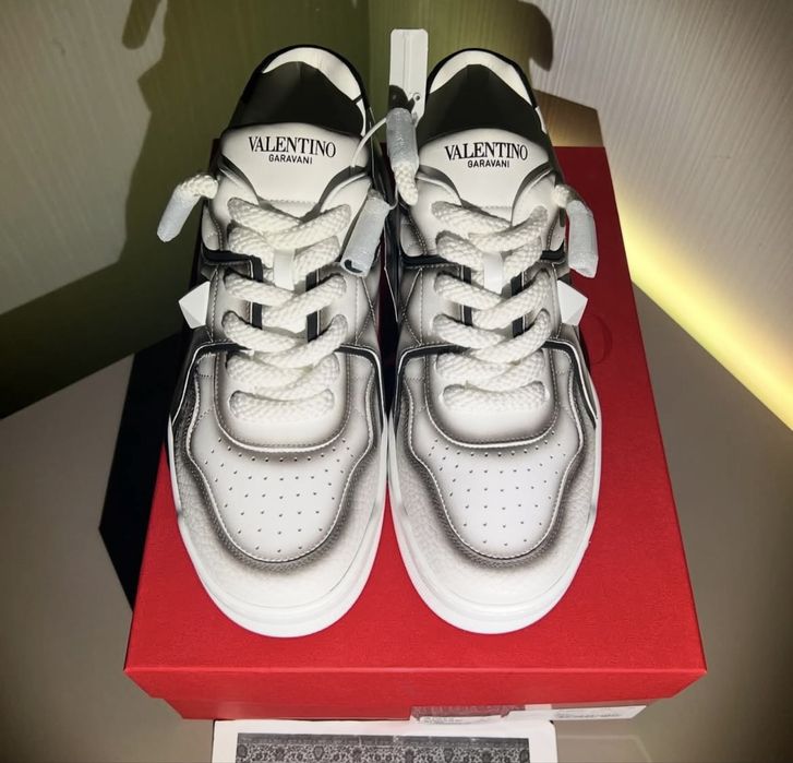 Adidasi valentino garavani