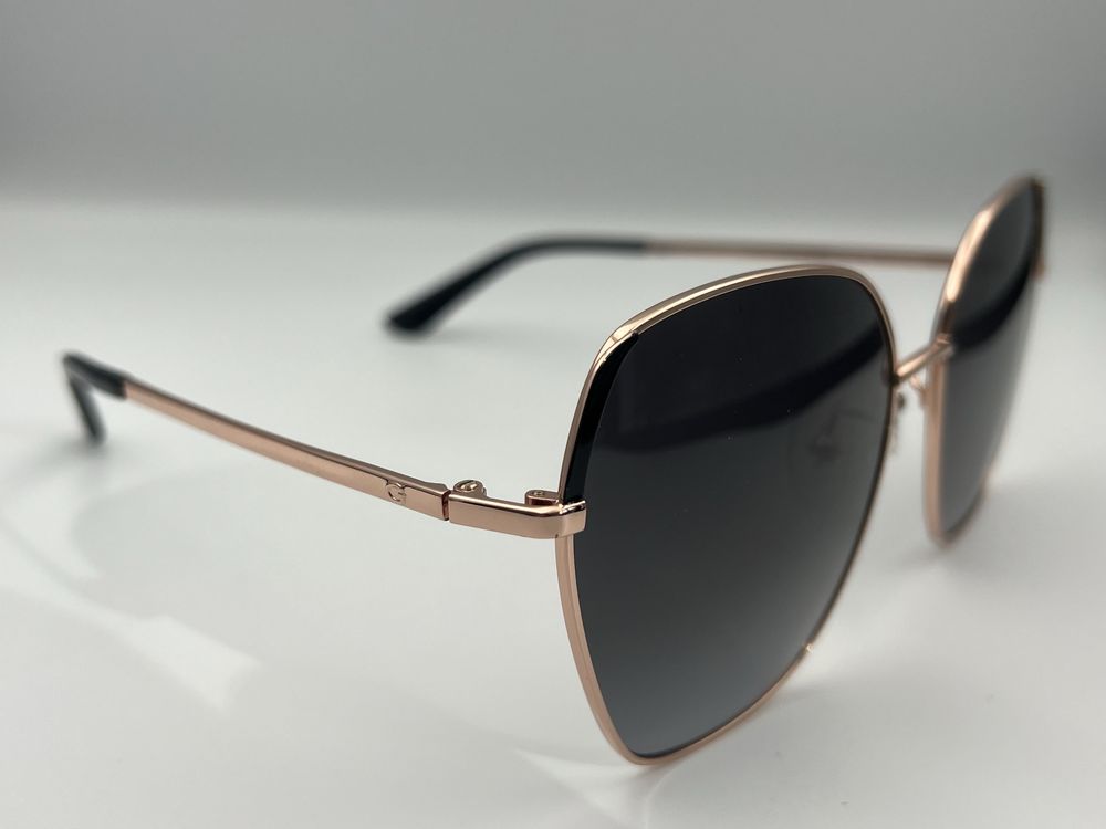 Оригинални дамски слънчеви очила Guess