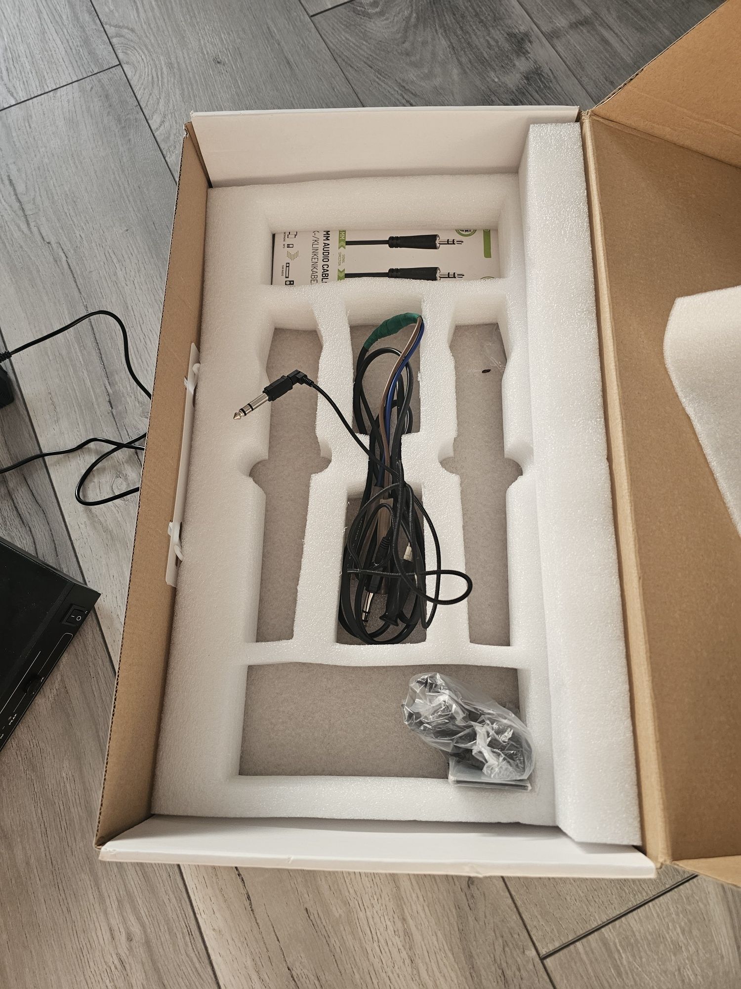 Sistem wireless cu 2 microfoane SHURE LX88-II