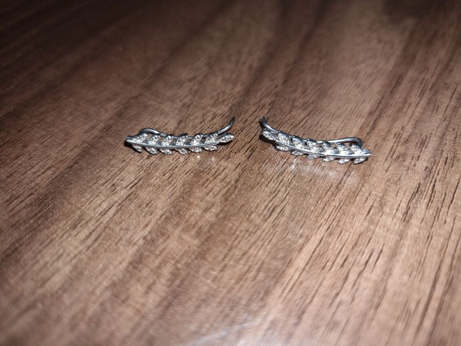 Сребърни обеци тип фиби по дължината на ухото с камъни