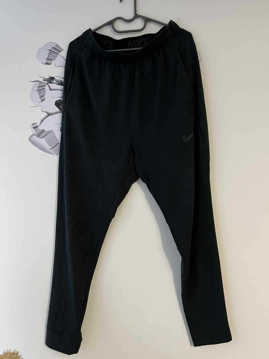 Nike - pantaloni jogger subtiri si elastici