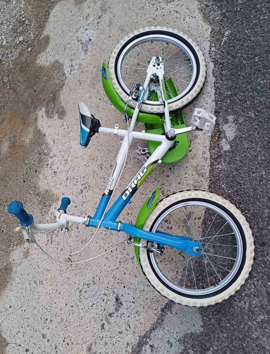 Запазено детско колело с помощни две колелца от 3 до 6 години