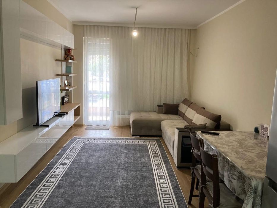 Дава се под наем Тристаен апартамент в Пловдив, Южен - 88 кв.м за 663 € - Снимка #1