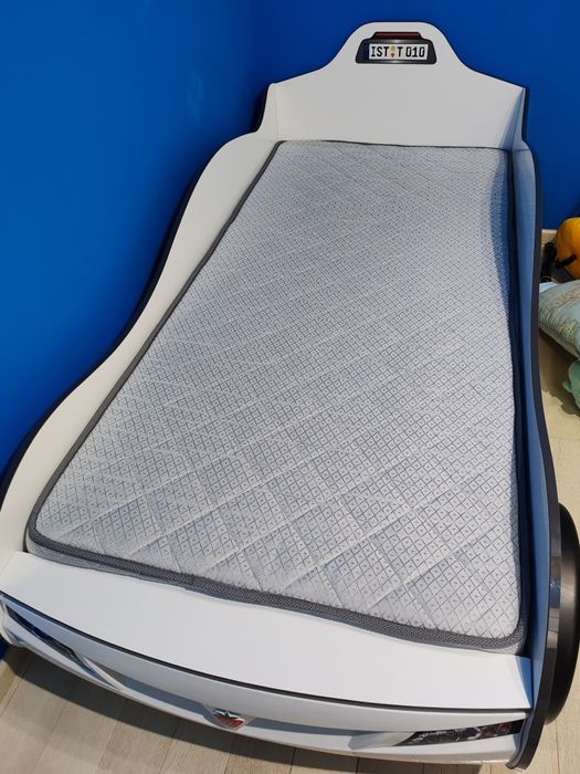 Pat mașinuța pentru camera copil