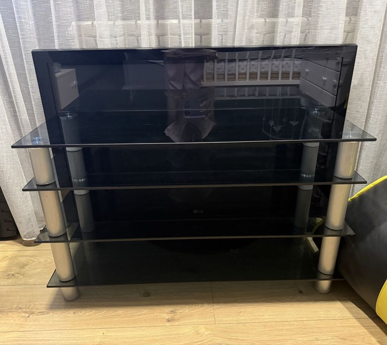 Телевизор и стеклянная тумбочка