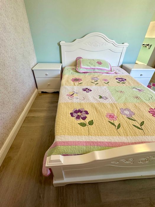 Pat lemn masiv cu saltea Previ si noptiere